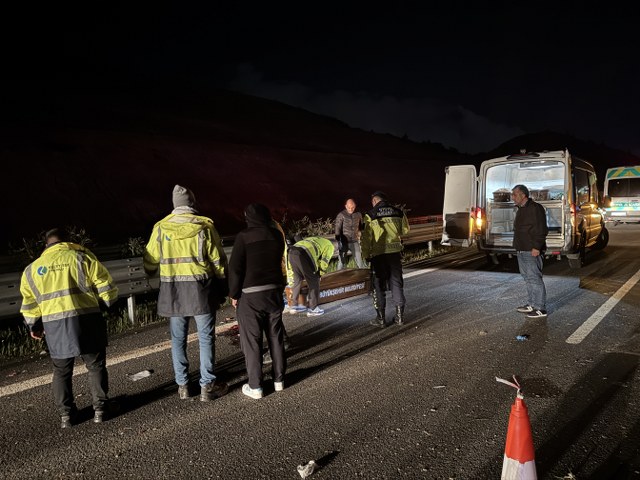 Taziyeye gelenleri taşıyan minibüs devrildi! 1 kişi öldü, çok sayıda yaralı var
