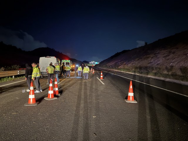 Taziyeye gelenleri taşıyan minibüs devrildi! 1 kişi öldü, çok sayıda yaralı var