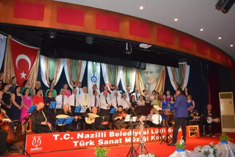 Volkan Konak'ın şarkısını sahnede seslendirirken kalbi durdu!