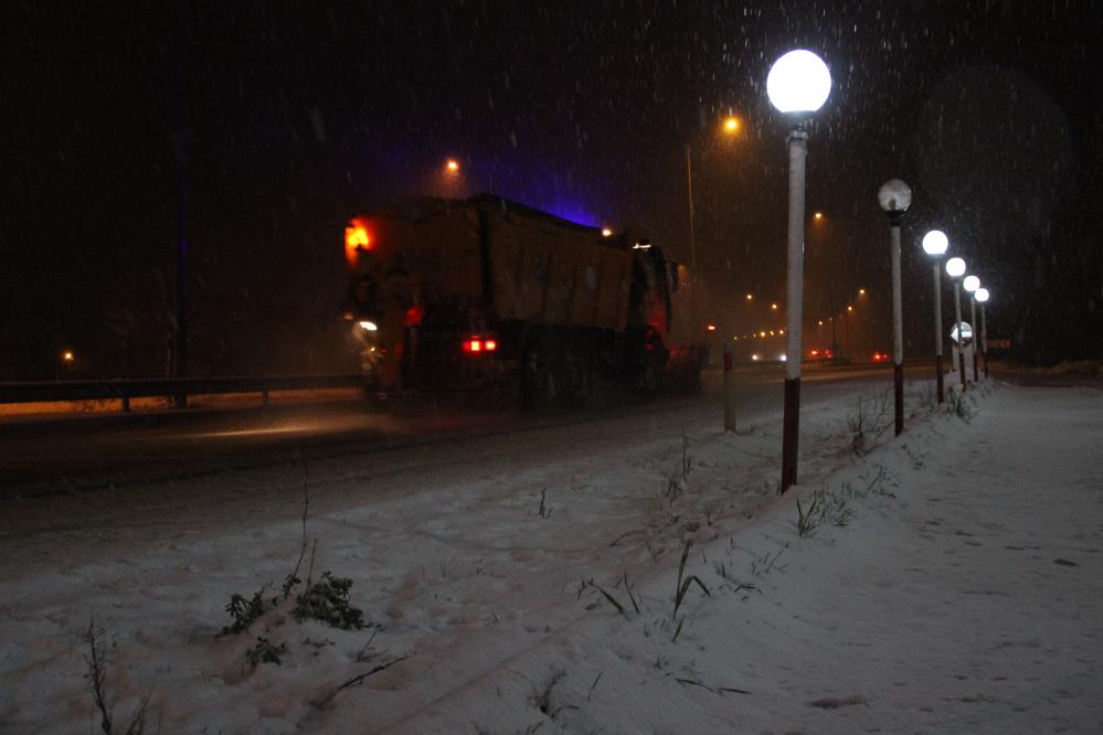 Çorum'da nisan ayında kar yağdı! Yolda küreme çalışması başlatıldı