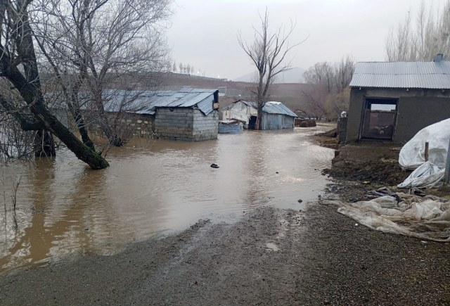 Sağanak nedeniyle evler sular altında kaldı