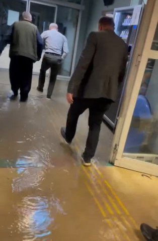 Sağanak yağış nedeniyle devlet hastanesini su bastı