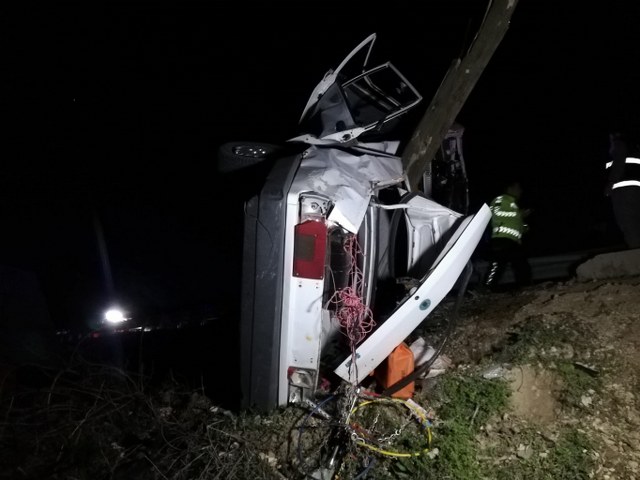 Aydınlatma direğine çarpan otomobil hurdaya döndü! 1 kişi hayatını kaybetti! 2 kişi yaralandı