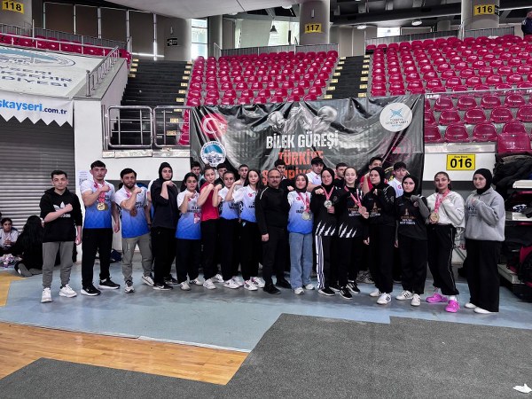 Samsunlu bilek güreşçilerden Kayseri’de büyük başarı