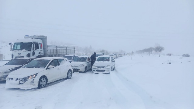 Samsun'da zincirleme trafik kazası! 4 kişi yaralandı
