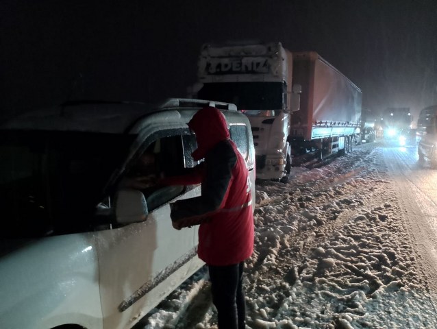 Samsun'da yolda kalanların yardımına Kızılay koştu