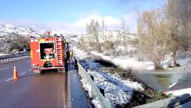 Kontrolden çıkan tır yol kenarına devrildi! Sürücü yanarak can verdi