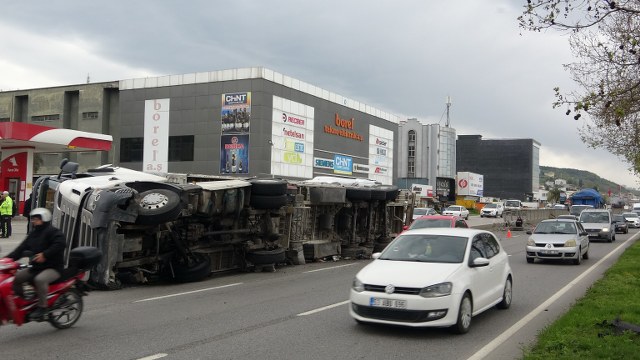 Samsun Tekkeköy'de tır devrildi! Sürücü yaralandı