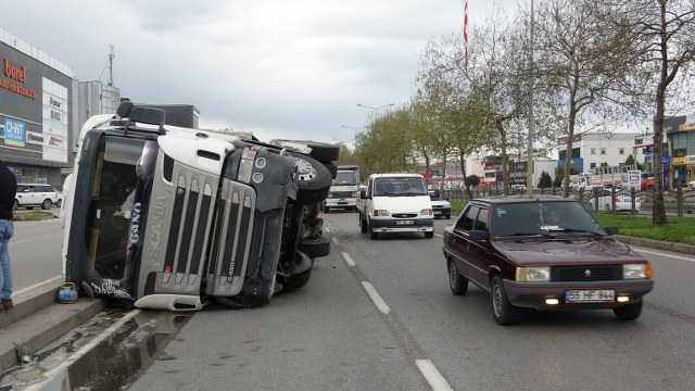 Samsun Tekkeköy'de tır devrildi! Sürücü yaralandı