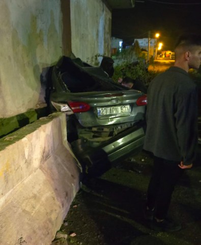 Kontrolden çıkan araç duvara çarptı! 2 kişi öldü