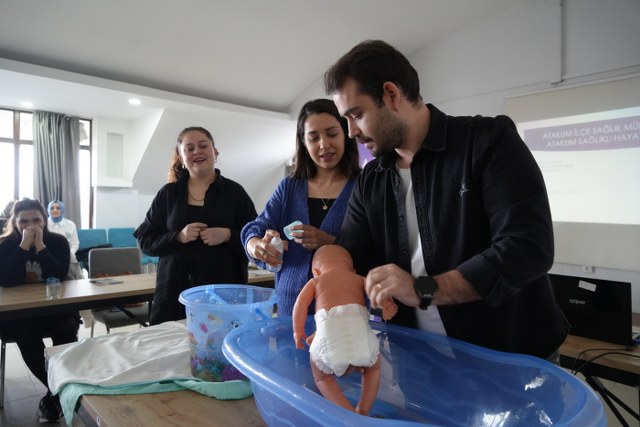 Samsun'da baba adayları gebe okulunda bebek bakımı öğreniyor
