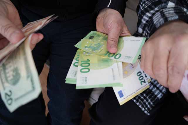 Samsun'da insanlık ölmedi dedirten olay! İçi döviz dolu cüzdanı sahibine ulaştırdı