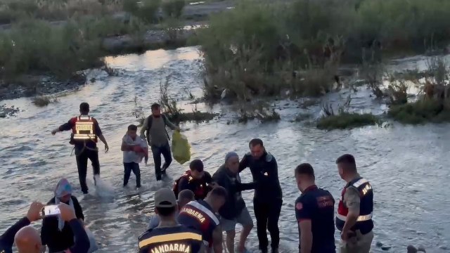 Baraj kapakları açıldı! Piknik yapan vatandaşlar suyun içinde mahsur kaldı