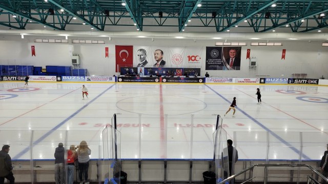 Samsun'da Artistik Buz Pateni Amatörler Yarışması bitti