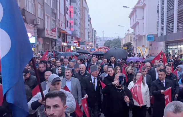 Samsun'da Bayrak ve Fener Alayı yürüyüşünde dev bayrak açıldı