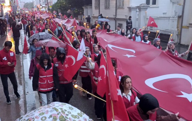 Samsun'da Bayrak ve Fener Alayı yürüyüşünde dev bayrak açıldı
