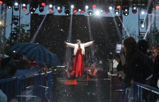 Ünlü şarkıcı Aydilge Samsun'da sevenleriyle buluştu