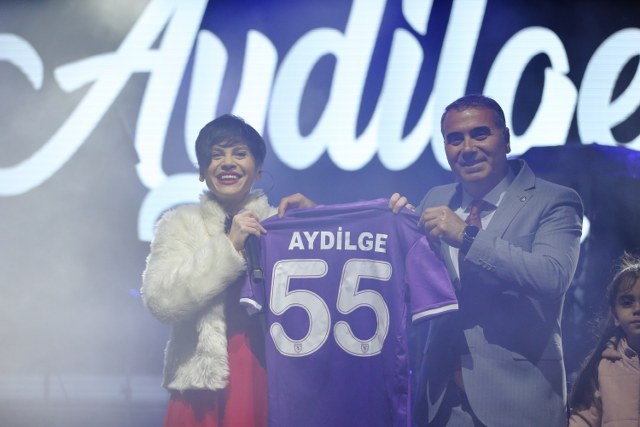 Ünlü şarkıcı Aydilge Samsun'da sevenleriyle buluştu