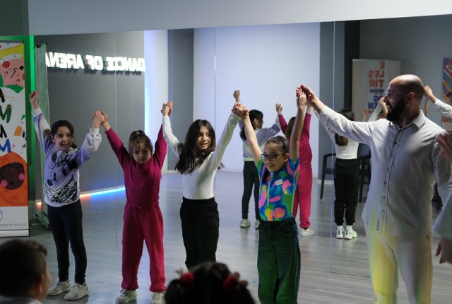 Benim Haklarım Benim Dansım projesi finalinde Çocuk Hakları Yürüyüşü ve çocuk hakları münazarası