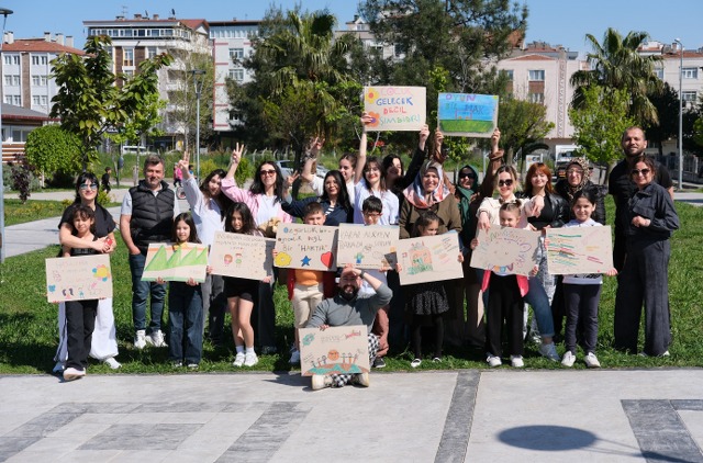 Benim Haklarım Benim Dansım projesi finalinde Çocuk Hakları Yürüyüşü ve çocuk hakları münazarası