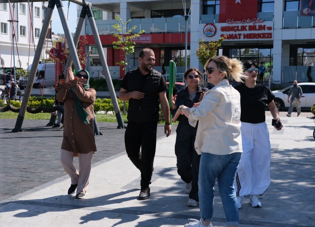 Benim Haklarım Benim Dansım projesi finalinde Çocuk Hakları Yürüyüşü ve çocuk hakları münazarası