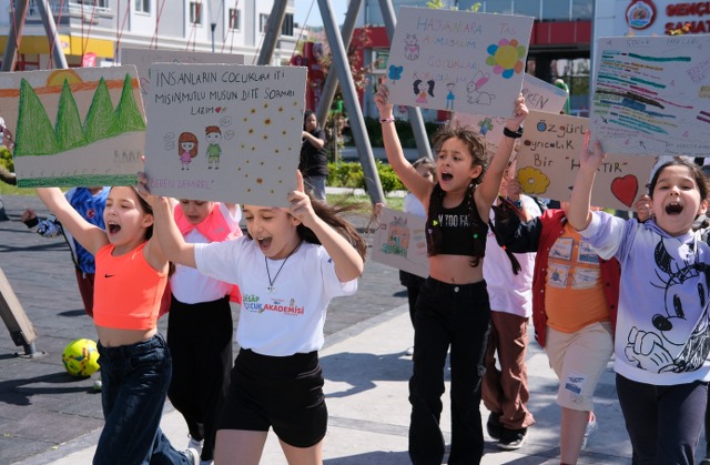 Benim Haklarım Benim Dansım projesi finalinde Çocuk Hakları Yürüyüşü ve çocuk hakları münazarası
