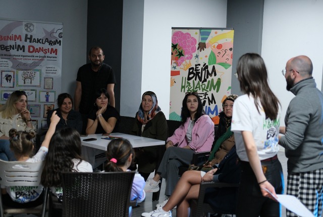 Benim Haklarım Benim Dansım projesi finalinde Çocuk Hakları Yürüyüşü ve çocuk hakları münazarası