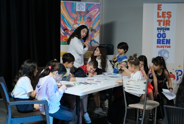 Benim Haklarım Benim Dansım projesi finalinde Çocuk Hakları Yürüyüşü ve çocuk hakları münazarası