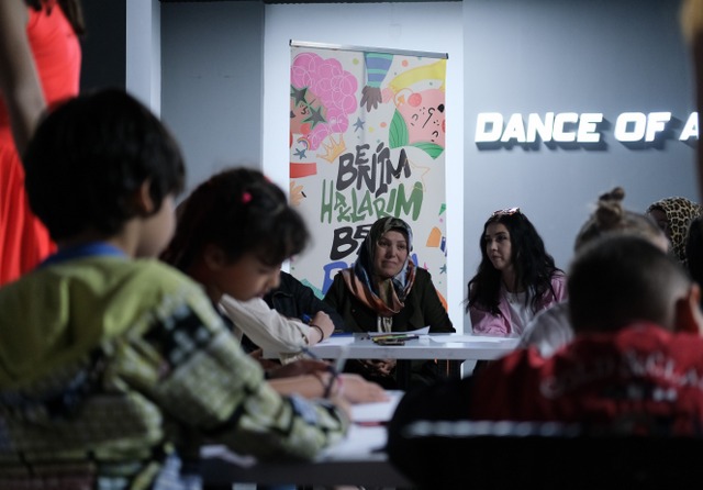 Benim Haklarım Benim Dansım projesi finalinde Çocuk Hakları Yürüyüşü ve çocuk hakları münazarası