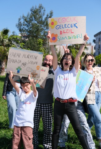 Benim Haklarım Benim Dansım projesi finalinde Çocuk Hakları Yürüyüşü ve çocuk hakları münazarası