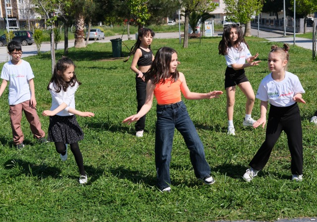 Benim Haklarım Benim Dansım projesi finalinde Çocuk Hakları Yürüyüşü ve çocuk hakları münazarası