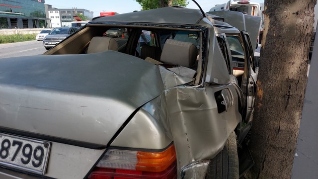 Samsun Tekkeköy'de tıra çarpan otomobil hızını alamadı ağaca da çarptı! 1 kişi yaralandı