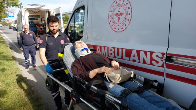 Samsun Tekkeköy'de tıra çarpan otomobil hızını alamadı ağaca da çarptı! 1 kişi yaralandı