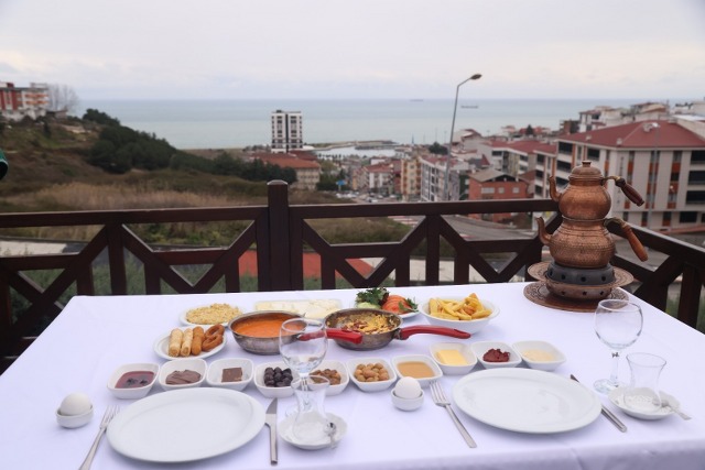 İlkadım'da Ihlamur Kafe ve Restoran'da hafta sonunun keyfini çıkarıyorlar