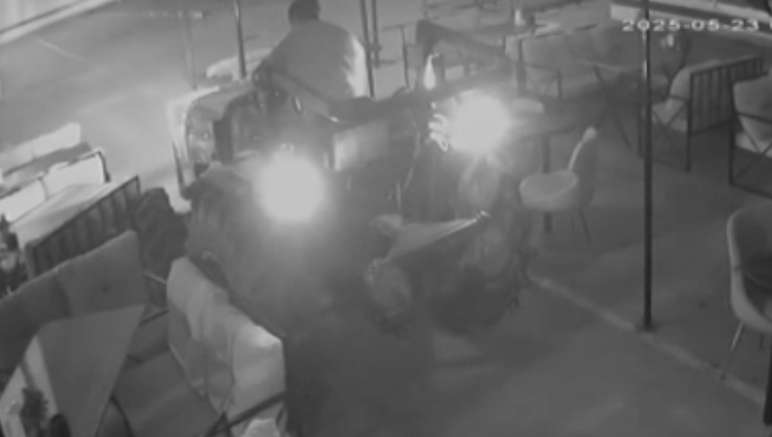 Oyun sahnesini aratmayan kaza! Alkollü sürücü traktörle kafeye girdi