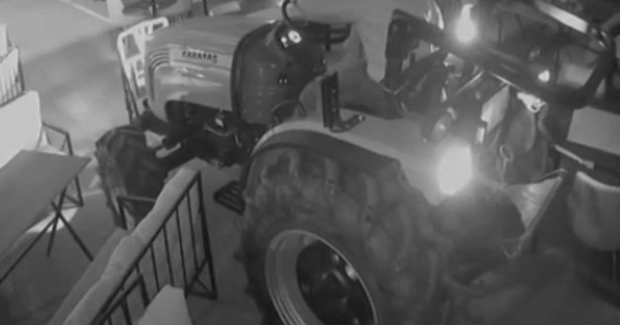 Oyun sahnesini aratmayan kaza! Alkollü sürücü traktörle kafeye girdi