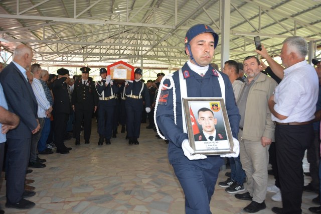 Samsun'da boğularak can vermişti! Astsubay Hakan Fidan son yolculuğuna uğurlandı