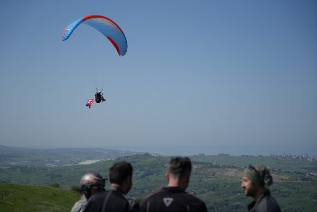 Samsun'da yamaç paraşütü gösterileri! Türk bayrağı gökyüzünde dalgalandı