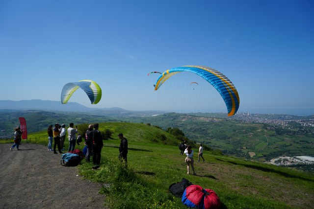 Samsun'da yamaç paraşütü gösterileri! Türk bayrağı gökyüzünde dalgalandı