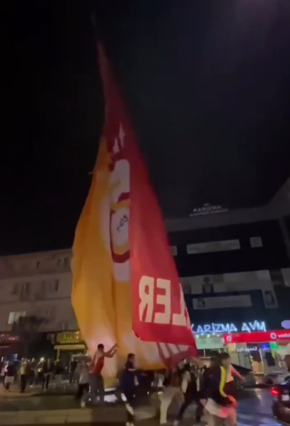 Fenerbahçe taraftarları Galatasaray bayraklarına saldırdı