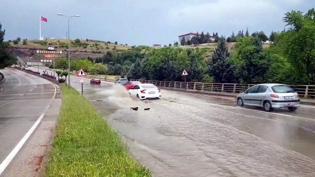 Karabük'te şiddetli yağış! Yollar göle döndü