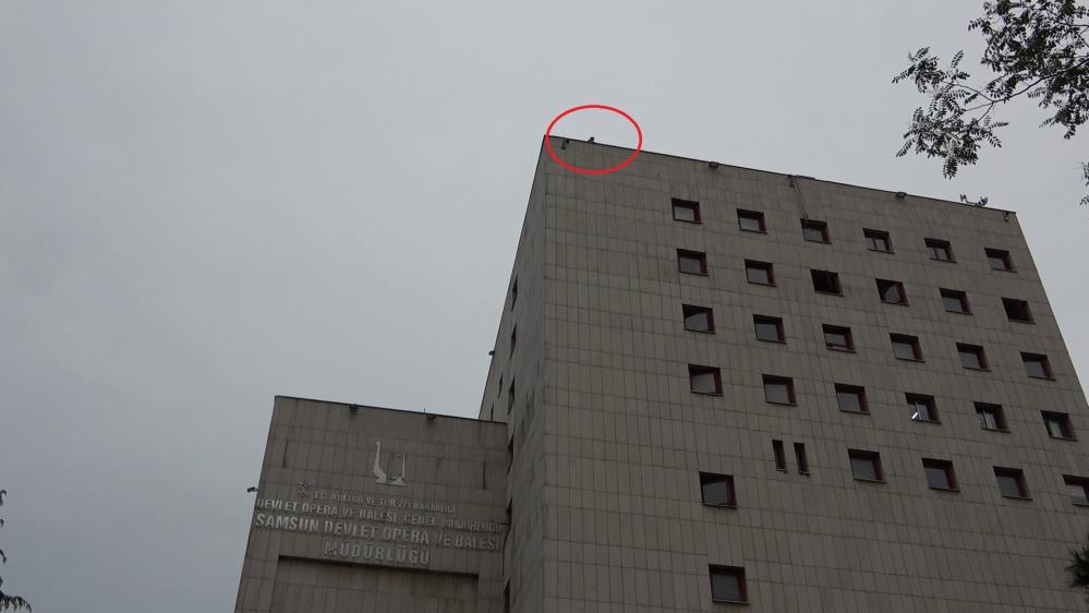Samsun'da intihar girişimi! Kültür merkezinin çatısına çıktı