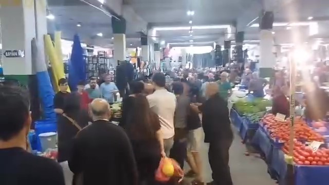 Pazarcı esnafı tarafından kızının yanında darp edildi