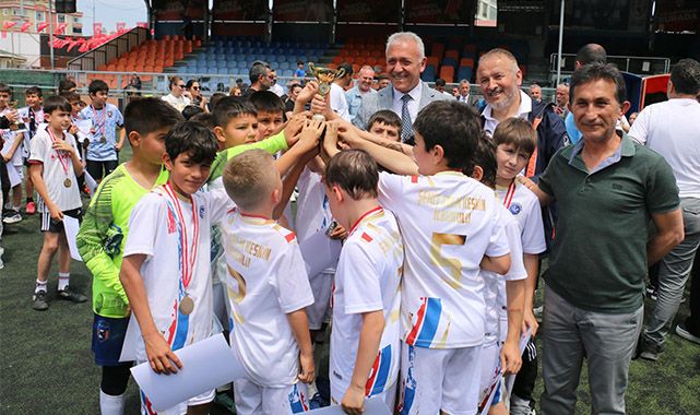 Atakum Belediyespor İlkokullar Arası Futbol Turnuvası'nda şampiyon Mimar Sinan Ortaokulu