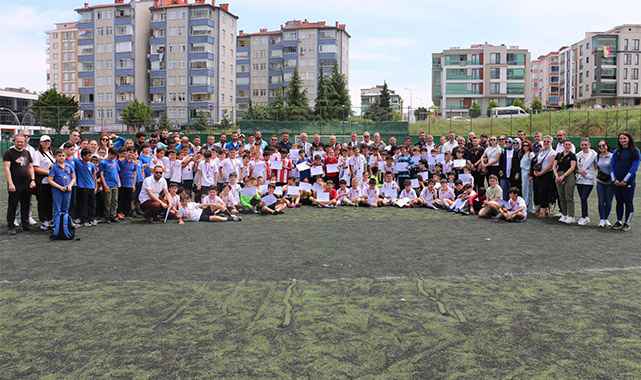Atakum Belediyespor İlkokullar Arası Futbol Turnuvası'nda şampiyon Mimar Sinan Ortaokulu