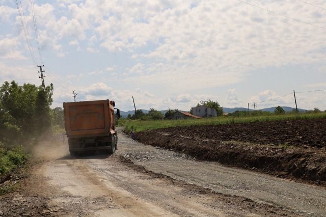 Samsun'da 9 mahalleyi birbirine bağlayan grup yolu çalışması devam ediyor