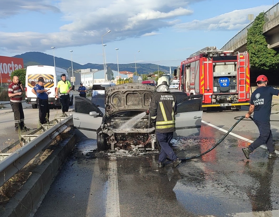 Samsun'da seyir halindeki araç alev topuna döndü