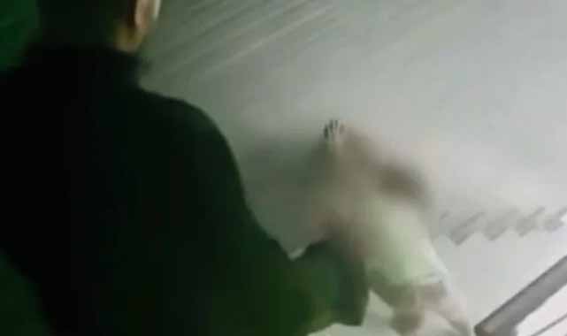 Küçük kızına tekme atıp, merdivenden yuvarlayan cani baba tutuklandı