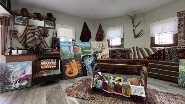 Samsun'da emekli öğretmen İzzet Acarel, garajını sanat galerisine dönüştürdü