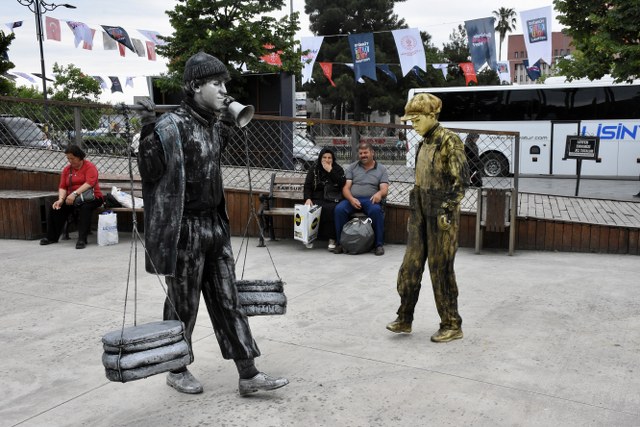Samsun'da "canlı heykel" performans sanatı heyecanlandırdı
